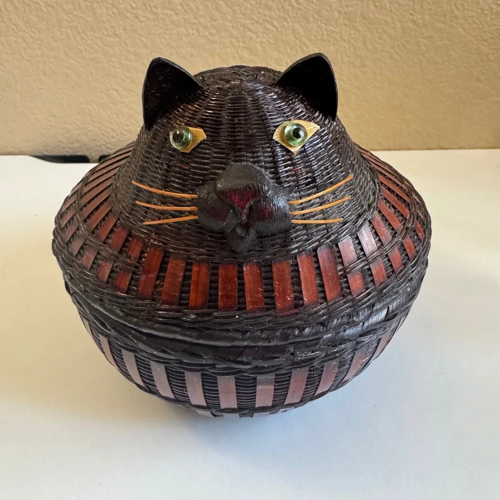 Vintage Woven Wicker Cat Basket with Lid Decorative Feline Trinket Box Brown
